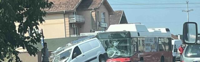 Saobraćajka u Korićanima, sudarili se autobus i kombi