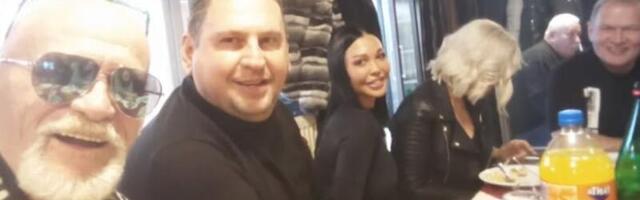 Bizarna fotka! Umiru od smeha na parastosu Matorine majke!