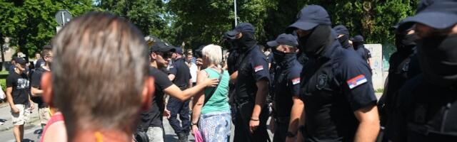 "Da li su maskirani policajci preobučeni SNS batinaši?"