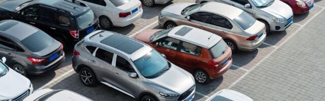 Kako, čoveče, kako?! Pogledajte gde je "majstor" parkirao auto (FOTO)