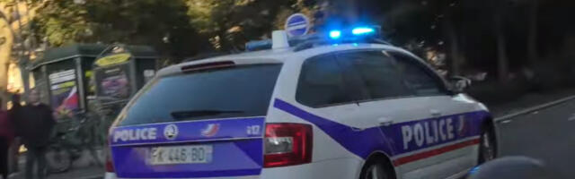 Neverovatna nesreća u Francuskoj: Autom proletela kroz staklo i upala u bazen sa kupačima