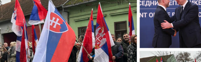 VUČIĆ I PELEGRINI DOČEKANI UZ POGAČU I SO Veliki broj građana Bačkog Petrovca se okupio, vijore se zastave (FOTO/VIDEO)