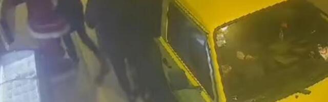 KO BI OVO URADIO?! Nadzorne kamere sve zabeležile: Kradu Deda Mraza kao da je gorivo - SNIMAK ĆETE GLEDATI IZNOVA