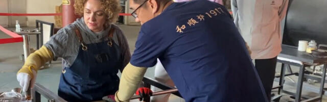 Лабовић посетила кинески дистрикт Бошан и опробала се у древном занату