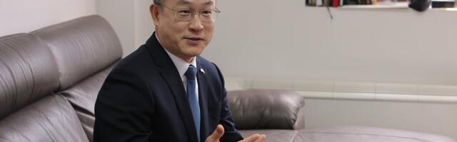 Šok u studiju: Kineskom ambasadoru smo pustili omiljenu srpsku pesmu, a onda je usledio poklon koji ga je oduševio! (FOTO/VIDEO)