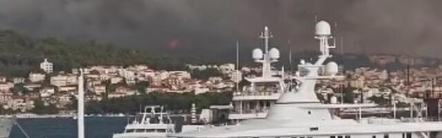 Ogroman požar zahvatio ostrvo u Hrvatskoj: Vatra buknula nakon snažnog nevremena, ide pravo ka kućama! (VIDEO)