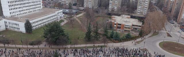 Počela protesna šetnja u Nišu, na ulicama đaci, studenti, građani, prosvetari i opozicija