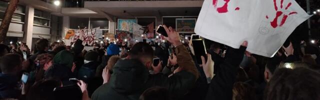 Studenti umetnosti prekinuli mrak: Objavili medijski rat RTS-u (VIDEO)
