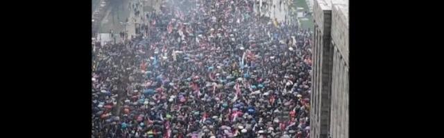 Nepregledna kolona: Pogledajte scene ispred Skupštine pre početka protesta (VIDEO)