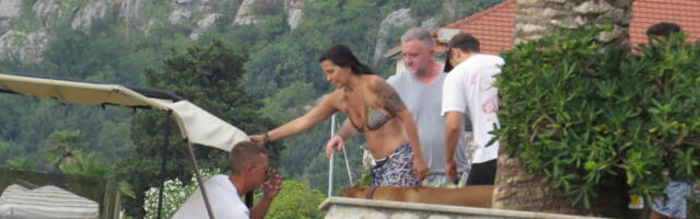 (PAPARACO) USLIKALI SMO ELENU KARAMAN NAKON ŠTO JE IZVADILA SILIKONE IZ GRUDI: Opušta se u vili u Crnoj Gori, a svi gledaju u novo poprsje