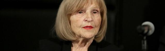 Pogledajte kako su Novosađani sinoć IZNENADILI Miru Banjac za njen 96. rođendan: Zapevali joj pod prozorom (VIDEO)