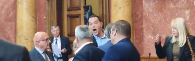 Da li im je za ovo narod dao poverenje: Skandalozno ponašanje poslanika ZLF u Skupštini - sala se orila od gnusnih psovki (UZNEMIRIJUĆ VIDEO)