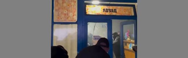 VIDEO Napad na građane u selu kod Mionice: Gađali ih flašama, stolicama...