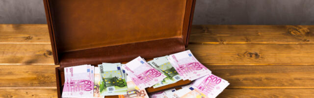 Средњи курс динара за евро у понедељак 117,3666 динара