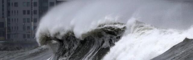 POTPUNA KATASTROFA U HRVATSKOJ! Talasi skoro 10 metara, more prodire u kuće, ljudi spasavaju živu glavu, ovo je nezapamćeno!