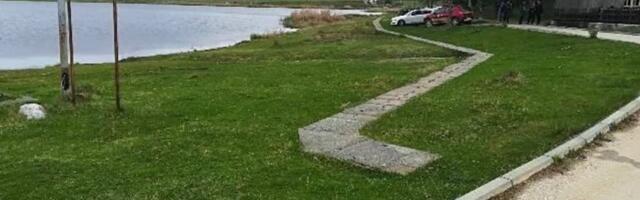 Nepoznate osobe ugrozile opstanak jedinog para labudova na Aleksandrovačkom jezeru