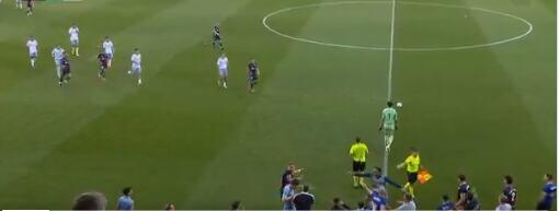 POTPUNI HAOS U ŠPANIJI: Golman dobio crveni karton, pa nokautirao rivala!