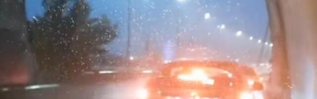 VETAR OBORIO SEMAFORE, AUTOMOBILI PLIVAJU PO GRADU: Nezapamćeni prizori nevremena u Novom Sadu! PLJUSAK PARALISAO ULICE (VIDEO)