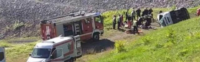 VOZAČ IZAŠAO DA PITA ZA PROLAZ, A AUTOBUS KRENUO NIZBRDO! Stravični detalji nesreće kod Valjeva u kojoj je jedna osoba poginula!