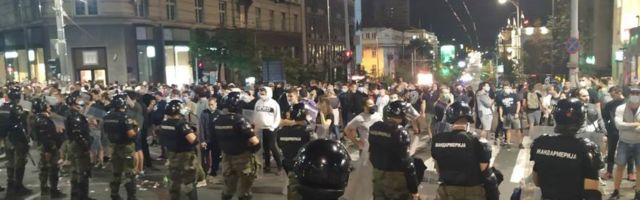 Njujork tajms: Nasilan odgovor srpskim demonstrantima na prvim neredima u Evropi