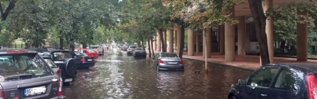 Kiša je stala, a Strudentski trg je i dalje potopljen (FOTO i VIDEO)