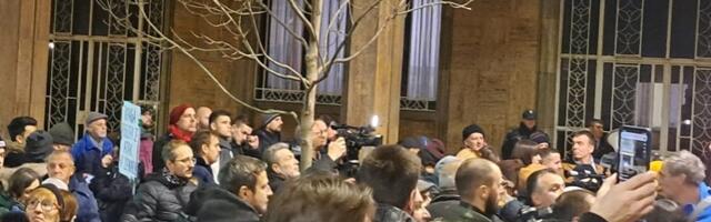 Zašto RTS ćuti: Poruka sa protesta ispred RIK (FOTO)
