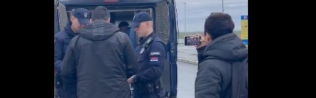Policija privela opozicionare iz Novog Sada: Maricom ih odvode na sud (VIDEO)