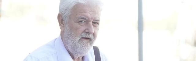 Bivši premijer Mirko Cvetković izašao da pozdravi studente na putu ka Novom Sadu (FOTO)