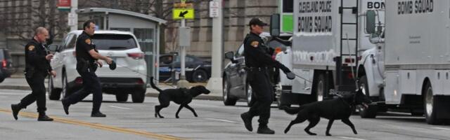 PUCNjAVA U SREDNjOJ ŠKOLI: Najmanje tri žrtve u Dalasu