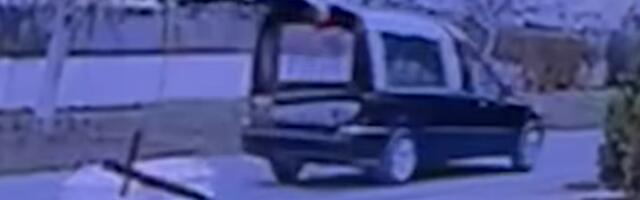 SANDUK ISPAO IZ POGREBNOG VOZILA PRAVO NA PUT Crkveni pojac pritekao u pomoć, zabeležen ceo incident! (VIDEO)