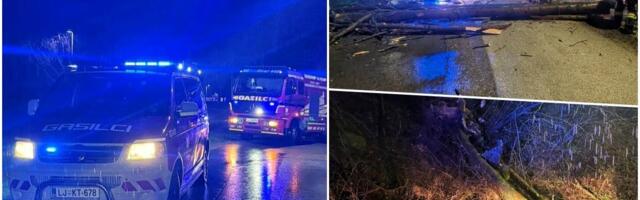 SNEG I VETAR NAPRAVILI HAOS U SLOVENIJI: Oborena stabla širom zemlje, oštećeni krovovi i dimnjaci (FOTO)