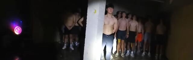 Policija upala u podrum zbog dojave o požaru, tamo zatekli 56 mladića golih do pojasa: Preko očiju imali povez