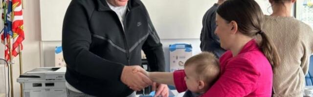Čukarica daruje najmlađe sugrađane bebi-paketima!