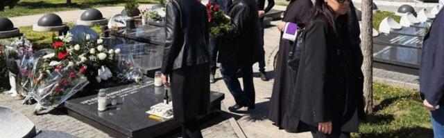 Mimi prepisao sve, došla i unuka Tozovca na pomen: Okupila se porodica, žena u crnini: "Bio je..."