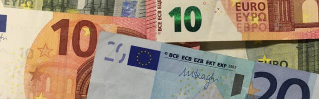Средњи курс динара за евро у понедељак 117,39 динара