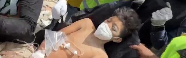 Otac i sin posle 4 dana izvučeni živi iz ruševina! Spasioci u Venecueli grozničavo tragaju za poslednjim preživelima (VIDEO)