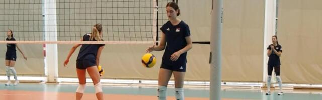 Sa reprezentacijom Srbije, ali još ne može da igra: Ovo je talentovana tinejdžerka koja trenira sa našim najboljim odbojkašicama /VIDEO/