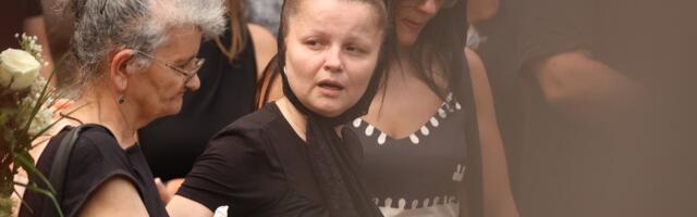 Mala Cana plače na sav glas, drži je za ruku majka