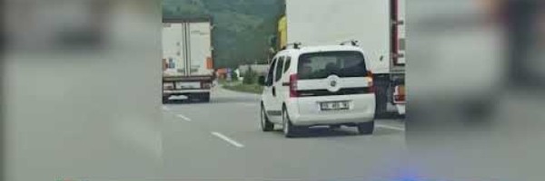 Turksi vozač kamiona u filmskoj akciji izgurao vlasnika Fiat modela sa puta