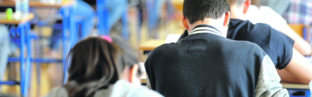 Polažu Mujo i Haso fiziku na Fakultetu, a prvi na usmeni ulazi Mujo i profesor mu zadaje zadatak...