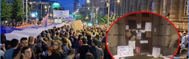 "Zatvoreno zbog neznanja, odgovaraćete": Ovo su poruke građana ostavljene ispred Vlade (FOTO)