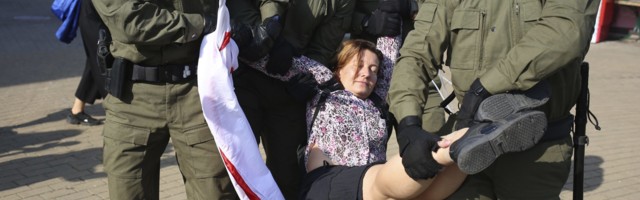 “Muškarci kriju lica, a onda biju žene”: Policija uhapsila učesnice “ženskog marša” za Svetlanu Tihanovsku