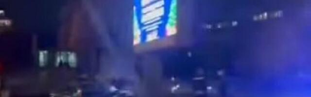 Haos na NBG: Automobilom se zakucao u semafor (VIDEO)