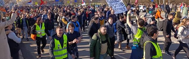 Dirljiva scena podrške studentskoj koloni na putu ka Novom Sadu: Deda, mi te volimo (VIDEO)