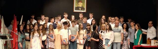 Ovo su dobitnici Diplome Vuk Karadžić u Vukovoj školi FOTO/VIDEO