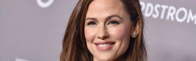 Zbog JEDNOG DETALJA svi su uvereni da se Dženifer Garner VERILA: Svet bruji da slavna glumica staje na ludi kamen