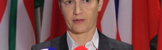 ''ZAMISLITE DA SVAKO KAČI SVOJ PRLJAV VEŠ NA PROZORE KULTURNOG ZDANJA''! Brnabićeva: Transparent DS skinut sa Narodne skupštine na moju inicijativu!