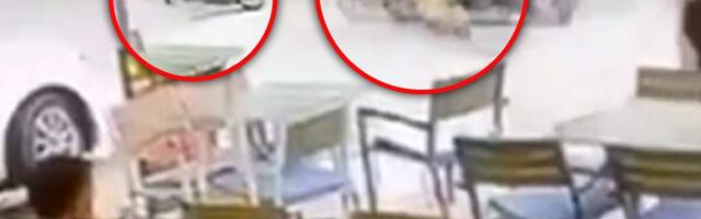 UZNEMIRUJUĆI SNIMAK IZ NOVOG PAZARA! Skuter pokosio devojku na električnom trotinetu ispred kafića (VIDEO)