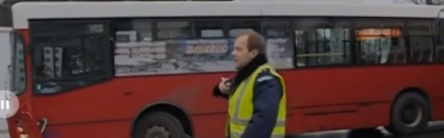 NEZGODA U NASELJU BRAĆE JERKOVIĆ: Autobus oborio deku (70) kod okretnice 26, sa povredam glave prevezen u Urgentni centar