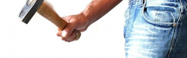 HOROR U BABUŠNICI! Unuk (15) ubio dedu, čekićem ga udario po glavi!